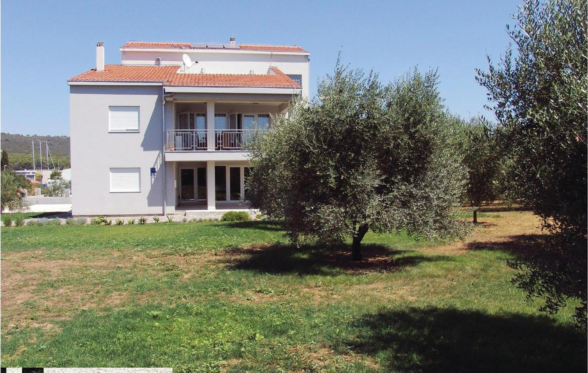 1 Bedroom Cozy Apartment In Bibinje Exterior foto